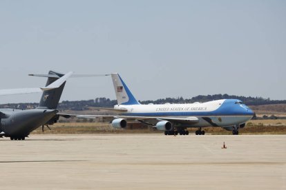El Air Force One, en la base de Torrejón de Ardoz. EFE