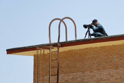 Equipos de seguridad en una azotea. EFE