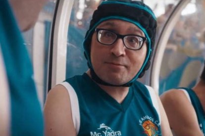 El actor leonés Jesús Vidal se pasa al baloncesto en ‘Campeonex’. DL