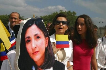 En seguida se sucedieron las manifestaciones y declaraciones pidiendo la libertad de la ex candidata presidencial. En la imagen, la hija de Ingrid en una de las protestas en 2003, más de un año y medio después del inicio del secuestro.