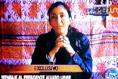 Nueva imagen de Ingrid Betancourt en un vídeo hecho público el 30 de agosto del 2003.