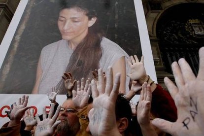 A partir de ese momento se intensificaron los llamamientos para su puesta en libertad debido al mal estado de salud de Ingrid Betancourt.