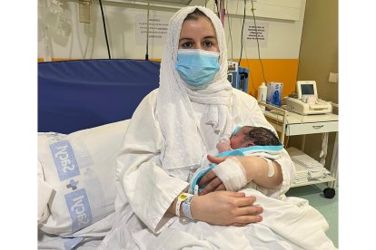 Anass en brazos de su madre, Jahida. DL