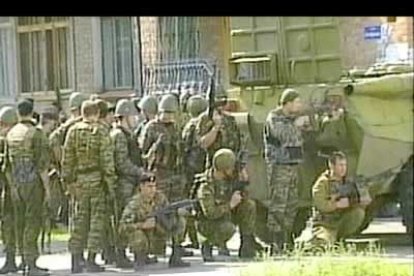 El comando está integrado por 17 hombres armados con cinturones explosivos.