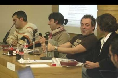 El locutor de radio José Manuel Mures fue el encargado de guiar el encuentro y dar voz a las preguntas de los internautas.