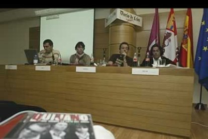 Muchas de las preguntas de los internautas estaban dirigidas al nuevo disco, del que ya han vendido más de 200.000  copias y que en sólo en tres semanas se ha convertido en platino.