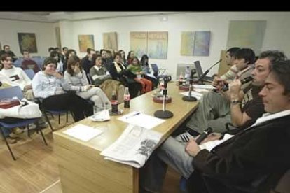 Solo unas pocas personas, las que previamente recogieron su inviración en el Club de Prensa de Diario de León, siguieron en directo el encuentro.