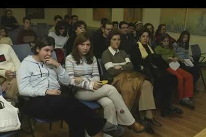 El público asietente intervino libremente en la entrevista, preguntando curiosidades y comentando las respuestas de los invitados.