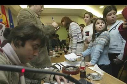 Después del encuentro, los hermanos firmaron autógrafos, se fotografiaron con todos los asistentes y charlaron animadamente con todo el mundo.