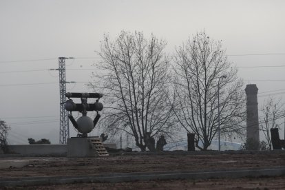 Hasta 35 piezas del pasado industrial del Bierzo se exhibirán en los 38.000 metros cuadrados de la explanada de la Térmica Cultural. L. DE LA MATA