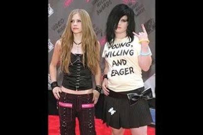 Kelly Osbourne saluda así de educada a los periodistas congregados en el Radio City Music Hall de Nueva York, junto a la cantante Avril Lavigne.