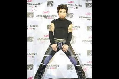 Dave Navarro es así de discreto al posar para los reporteros gráficos.