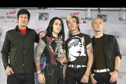 El mejor video en MTV2 fue para AFI por 'Girl's Not Grey'.
