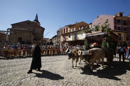 Carros engalanados en la Plaza del Grano. RAMIRO