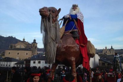 En Villafranca, los Reyes optaron por un paseo en camello. dl