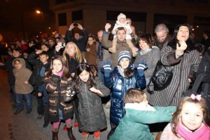 Numerosos niños no se quisieron perder la caravana. l. de la mata