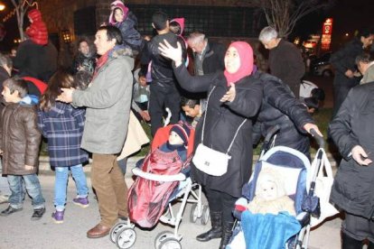 Los padres ayudaron a sus hijos a coger caramelos. L. de la mata
