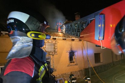 Fotografía de la actuación de los bomberos. DL