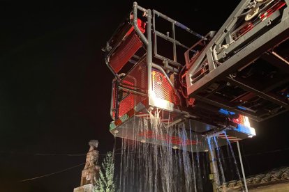 Fotografía de la actuación de los bomberos. DL