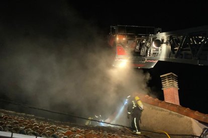 Fotografía de la actuación de los bomberos. DL
