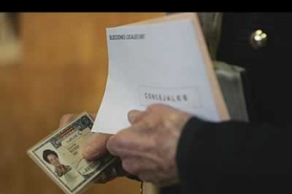 Se trata de las octavas elecciones municipales que se celebran desde la reinstauración de la democracia y las séptimas autonómicas. Porque hoy, además de los 1.704 concejales que constituirán las próximas corporaciones municipales en León, se eligen en la provincia a 14 procuradores que representarán a los leoneses en las Cortes de Castilla y León.