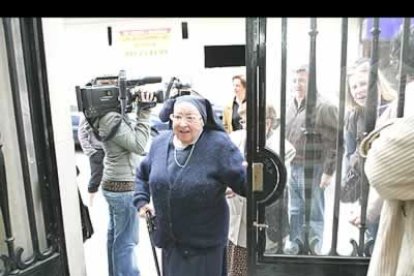 León cuenta con 1.155 electores menos que en los últimos comicios locales de 2003. En la provincia de León residen 215.539 mujeres y 201.582 hombres con derecho a voto, pero además hay otros 30. 422 leoneses en el extranjero que pueden participar en los comicios y han manifestado su deseo expreso de votar un total de 1.374 ciudadanos europeos y noruegos que residen en la provincia.