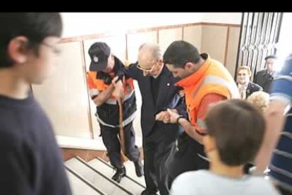 Un hombre es ayudado a subir las escaleras para ejercer su derecho al voto en el Instituto La Torre. Algunas personas mayores tuvieron serias dificultades para superar los tramos de escaleras existentes y en otros casos la situación fue aún más complicada.