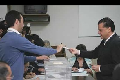 El candidato del PP a la Alcaldía de León, Mario Amilivia, afirmó «confiar en ganar sus cuartas elecciones democráticas y municipales». El actual alcalde de León realizó estas declaraciones momentos después de ejercer su derecho al voto en el colegio electoral situado en el Instituto Padre Isla de Barrio de la Chantría de la capital leonesa.
