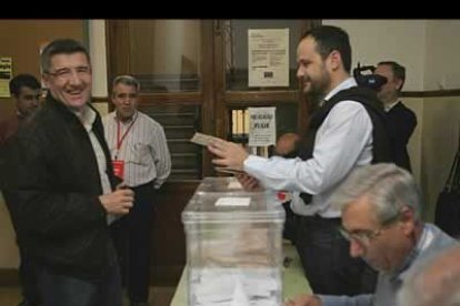 El candidato del PSOE a la Alcaldía de León, Francisco Fernández, afirmó hoy que esperaba «una gran participación en esta fiesta ciudadana» y reconoció que se siente algo «nervioso» aunque aseguró haber comenzado el día «con buenas sensaciones». El aspirante socialista acompañó a votar a sus padres antes de hacer él en su colegio electoral situado en el Instituto La Torre en la capital leonesa, donde tuvo ocasión de comprobar las dificultades de accesibilidad de accesibilidad que presenta el centro.