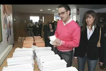 El candidato de la UPL a la alcaldía de León, Javier Chamorro, acudió a votar junto a la número dos de su lista, Gema Cabezas, al Colegio Público Camino del Norte. Chamorro confesó sentirse «nervioso» porque su partido se juega «mucho», al tener, según él, que demostrar que «tiene capacidad de tener unos resultados similares a los del PP y PSOE».