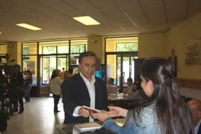 El secretario regional y candidato por la UPL a la Presidencia de la Junta, Joaquín Otero, acudió a votar a las 11.15 horas al colegio electoral situado en el edificio El Albéitar de la capital leonesa, donde aseguró que se presentan con la sensación de «haber estudiado y de tener los deberes hechos». «Hoy es el día del examen. Los políticos hacemos una oposición cada cuatro años y el tribunal que nos examina, los ciudadanos, es muy exigente».