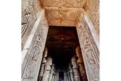 Jeroglíficos y esculturas en el templo de Abu Simbel. GAITERO
