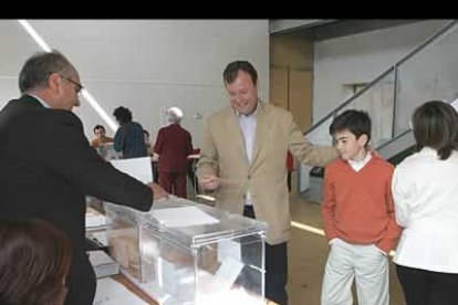 El cabeza de la lista autonómica del PP por León, Antonio Silván, acudió a ejercer su derecho al voto al centro cívico del barrio del Crucero de la capital leonesa acompañado de su mujer y su hijo. Previamente, a las nueve de la mañana inició un recorrido por todos los colegios electorales de la capital para saludar personalmente a los interventores y apoderados de su partido a quienes quiso agradecer su labor.