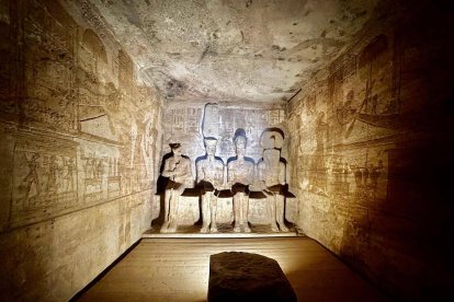 Cámara con esculturas y pinturas murales en Abu Simbel. GAITERO