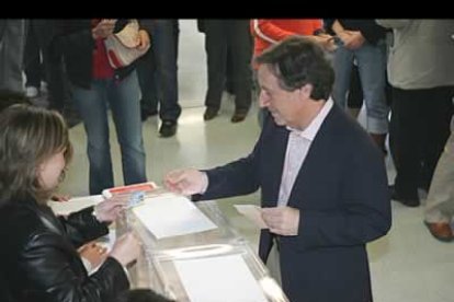 El candidato del PSOE a la Presidencia de la Junta de Castilla y León, Ángel Villalba, vaticinó este una amplia participación de los ciudadanos en el proceso electoral. El líder de los socialistas destacó el protagonismo de la ciudadanía que, dijo, «vota con convicción y con gran participación en Castilla y León por lo que se va conociendo hasta ahora».
