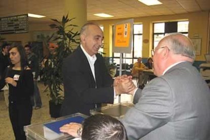 El candidato del Partido Autonomista Leonés-Unidad Leonesista (PAL-UL) a la Presidencia de la Junta y la Alcaldía de León, José María Rodríguez de Francisco, afirmó hoy que todos los ciudadanos son iguales ante las urnas y «el que juzga en democracia es el pueblo».  De Francisco acudió a ejercer su derecho al voto en el mismo colegio electoral que el candidato de la UPL Joaquín Otero. Al salir, abogó por una masiva participación: «Lo que es importantes es que salga el sol, que la gente se anime y venga a votar, que el día de hoy sea una gran fiesta electoral».