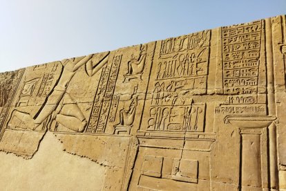 La polémica imagen de la mujer ¿de parto o sentada? en el templo de Kom Ombo. GAITERO