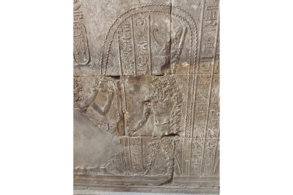 Tallas en piedra de una escena en la que se dibuja el movimiento del agua en Edfu. GAITERO