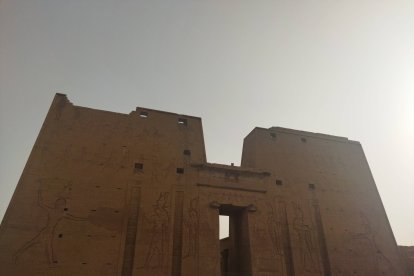 Portada del templo de Edfu con muros de tres metros de anchura. GAITERO
