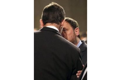 El rey Felipe saluda al presidente de ERC, Oriol Junqueras , tras el funeral institucional en la Sagrada Familia. EFE / ALBERTO ESTÉVEZ