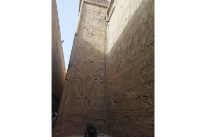 Paredes talladas con relieves en Edfu. GAITERO