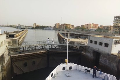 Se abren las compuertas de la esclusa para dar paso al crucero en el Nilo. GAITERO