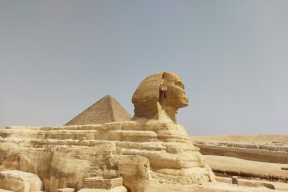 La esfinge de Giza con la pirámide de Keops al fondo. GAITERO