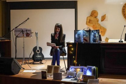 Isamil9, anoche en el homenaje a Miguel Hernández. MIGUEL F. B.