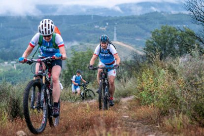 Pedaleando por El Bierzo en una edición anterior. DL