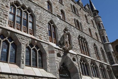 La Casa Botines del arquitecto catalán Antonio Gaudí.