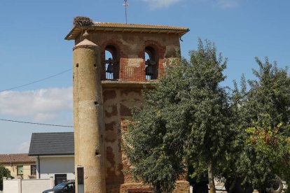 Algunos rincones del municipio de Urdiales del Páramo, que componen la localidad del mismo nombre, Mansilla y Villarrín del Páramo. El paisaje es característico del Páramo leonés y la agricultura es sin duda su motor económico desde tiempos inmemoriales. Sus iglesias o la torre de Barrio de Urdiales, son en gran medida sus más relevantes atractivos culturales de un municipio con pasado, presente y futuro que abre sus puertas al visitante para que este pueda apreciar la esencia de una tierra acogedora y que mantiene sus tradiciones.