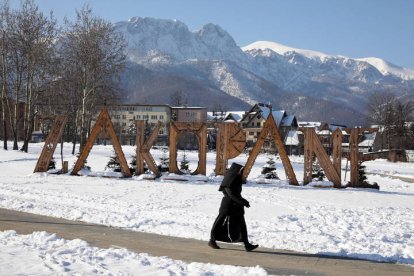 Una persona camina en el paisaje cubierto que presentaba esta mañana en la ciudad de Zakopane, en las montañas de Tatra en Polonia. MOMOT