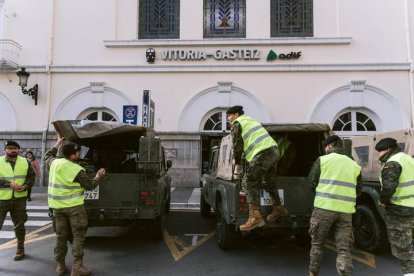Efectivos de la U.M.E. se preparan este miércoles para los trabajos de desinfección de la estación de tren de Vitoria-Gasteiz, en su lucha contra la propagación del coronavirus. JON RODRÍGUEZ BILBAO