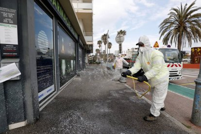 Empleados municipales de Villeneuve-Loubet desinfectan lugares públicos, en Villeneuve-Loubet, sur de France, SEBASTIEN NOGIER